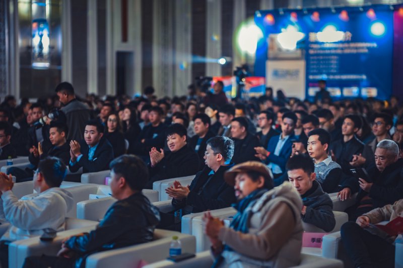设计灵感的碰撞：广告设计行业趋势解读